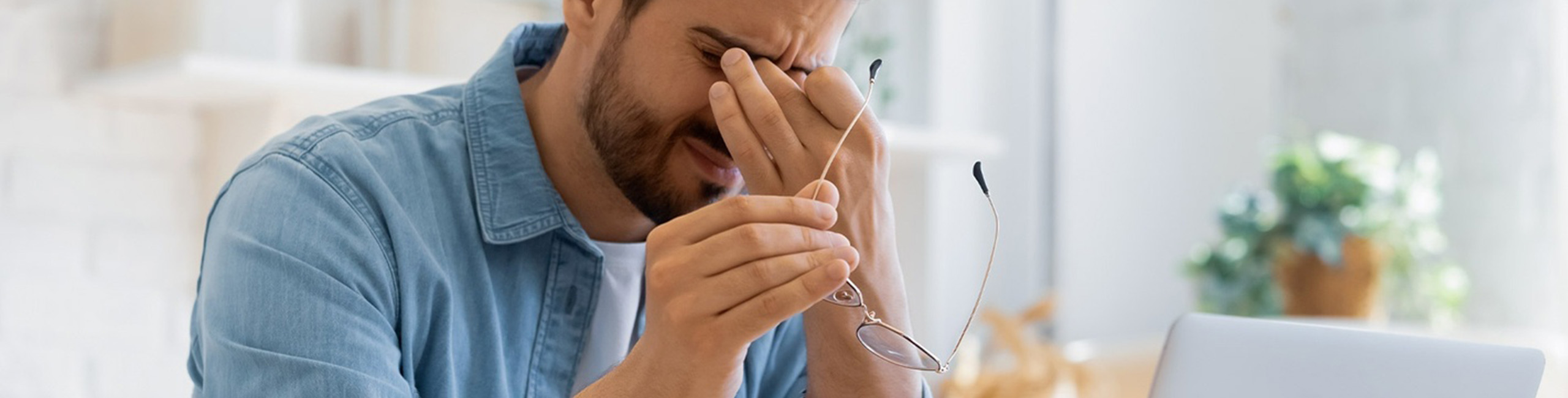 Vīrietis ir saspringts darba dēļ.