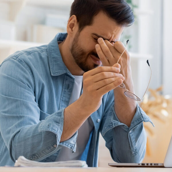 Vīrietis ir saspringts darba dēļ.
