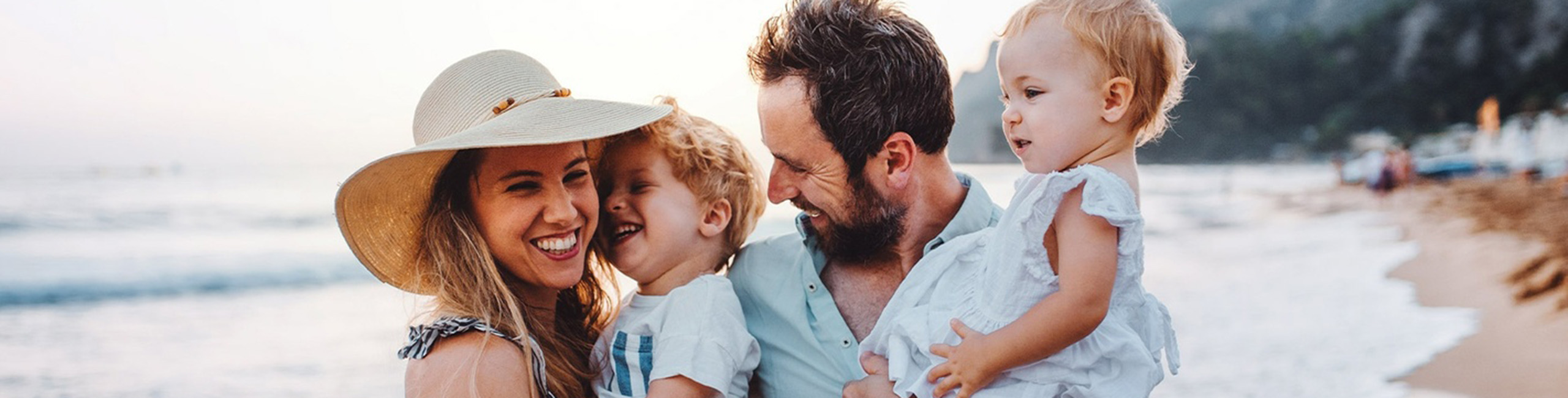 Jauna ģimene atvaļinājumā, brīvdienās.