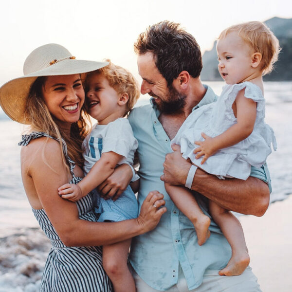 Jauna ģimene atvaļinājumā, brīvdienās.