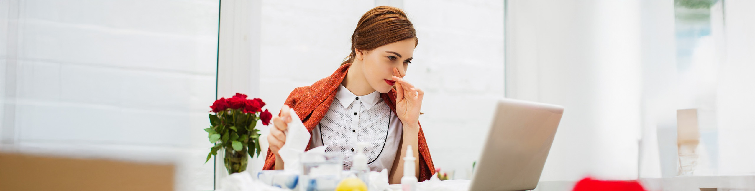 Slima sieviete ar saaukstēšanos birojā.