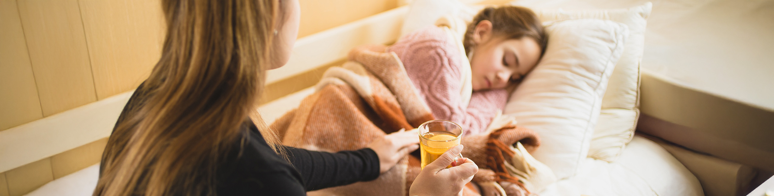 Slima skolniece un viņas māte.