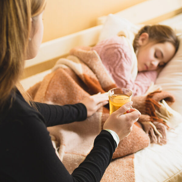 Slima skolniece un viņas māte.