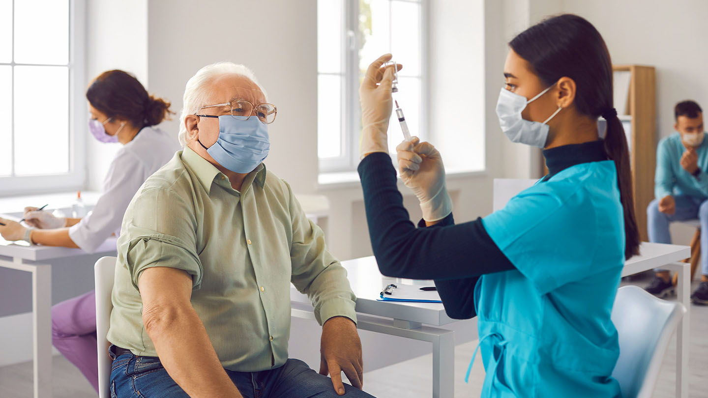 Vecāka gadagājuma kunga vakcinācija, imūnsistēmas stiprināšana.