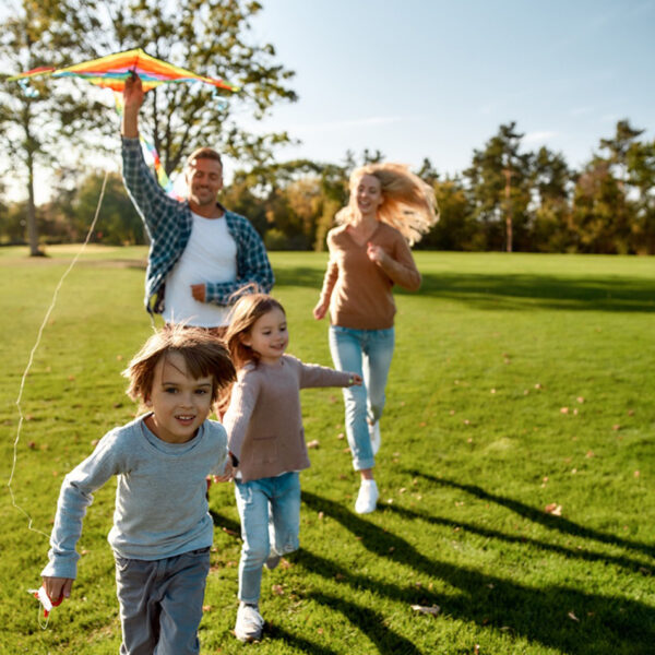 Ģimene ārā, baudot atvaļinājumu.