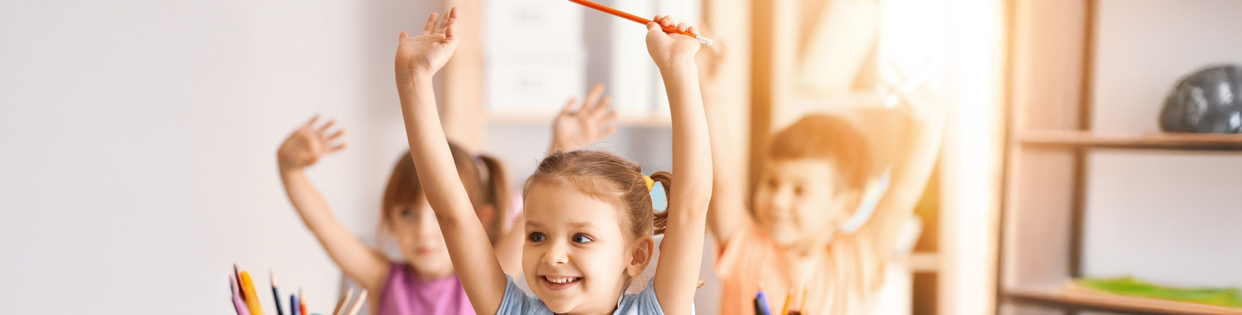 Laimīgi bērni skolā vai bērnudārzā.