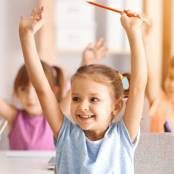 Laimīgi bērni skolā vai bērnudārzā.