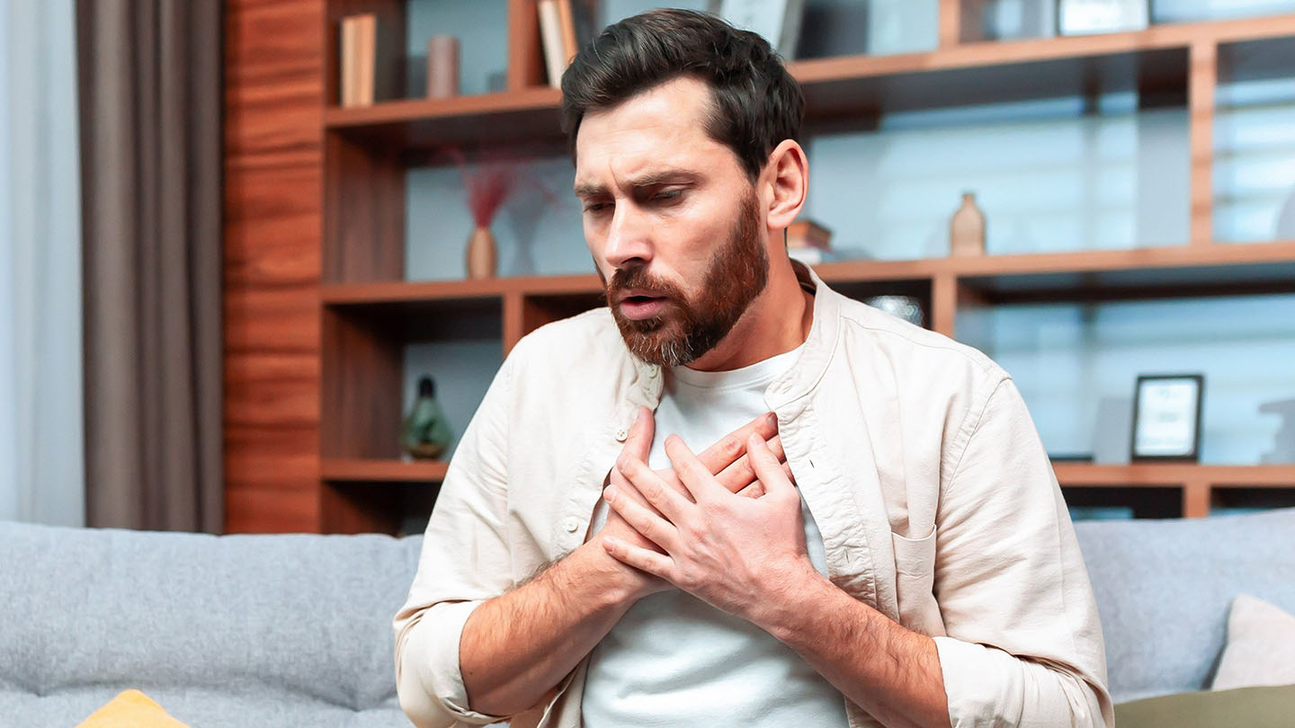 Vīrietis klepo; imunitātes pazemināšanās.