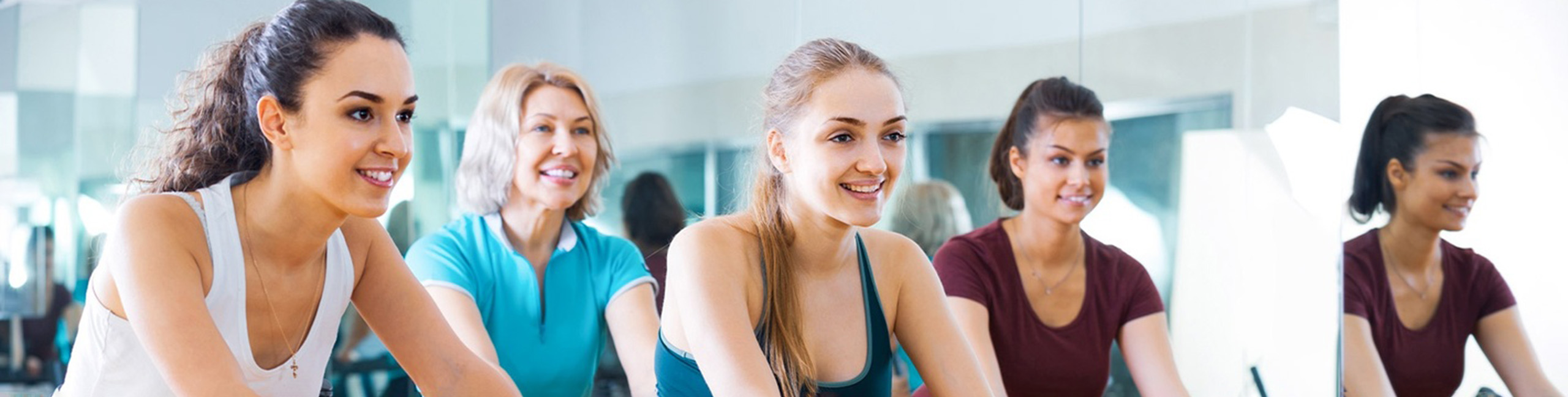 Jaunām sievietēm patīk grupu vingrošana.