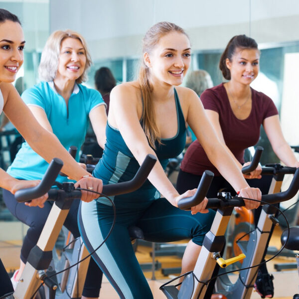 Jaunām sievietēm patīk grupu vingrošana.