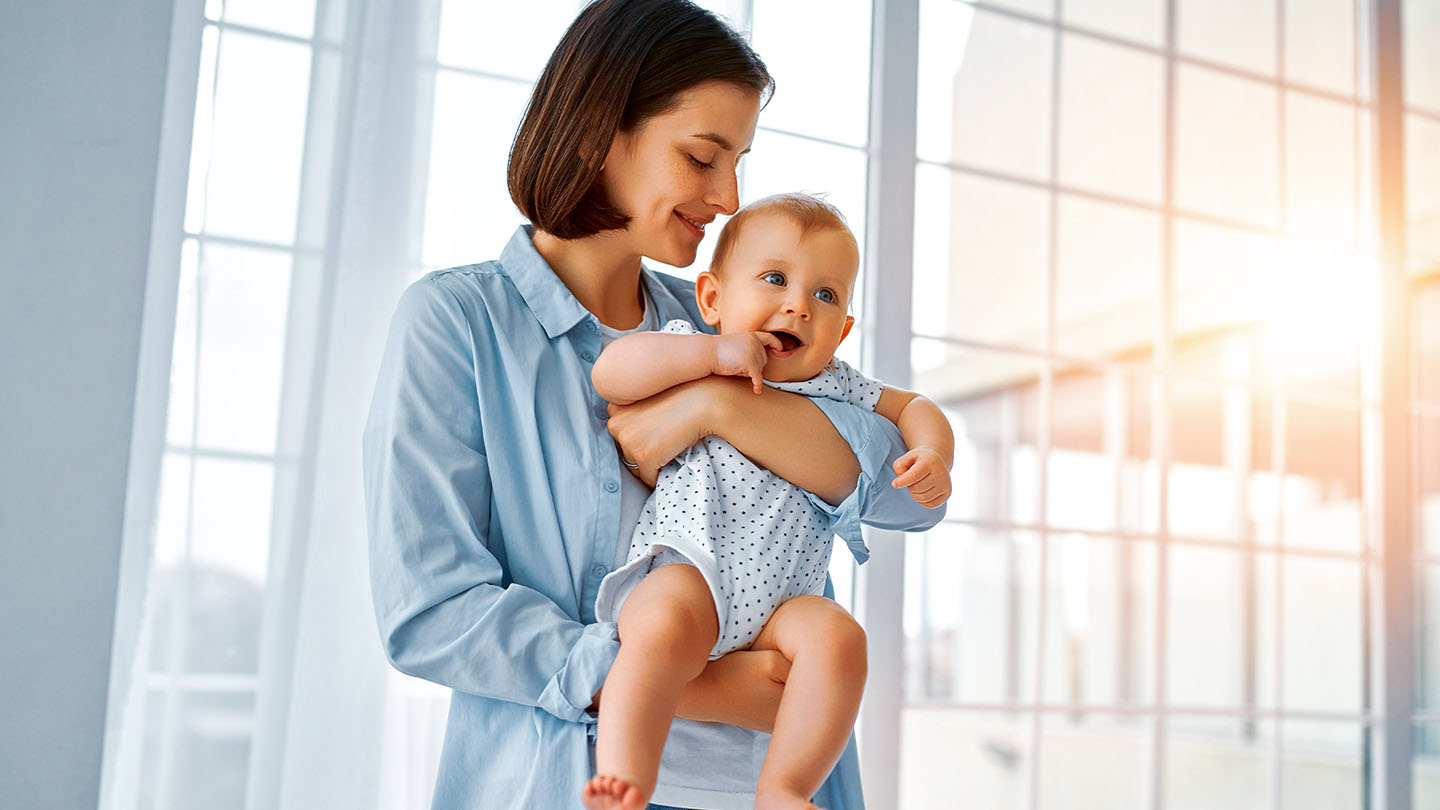Māte ar bērnu rokās.