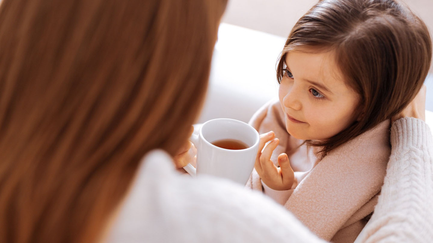 Slima skolniece dzer tēju.