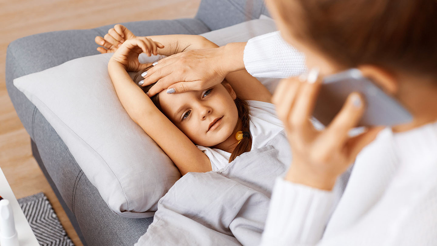 Slims bērns ar māti, saaukstēšanās, gripa.