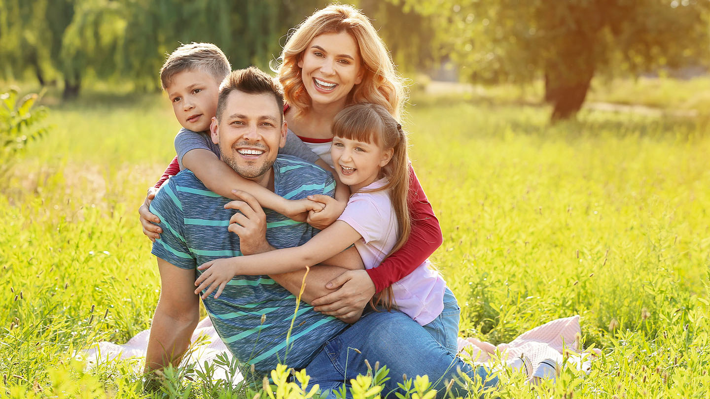 Laimīga ģimene piknikā dabā.