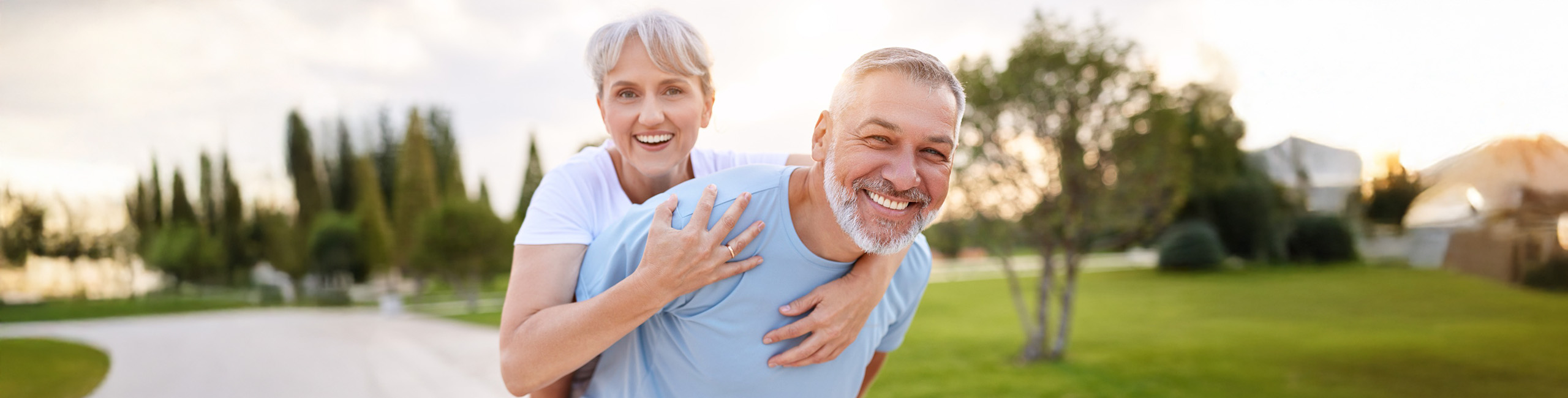 Veselīgs senioru pāris, kas bauda dabu.